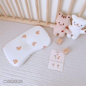 Gối cao su lõm đầu sơ sinh Monona – Gấu Nâu